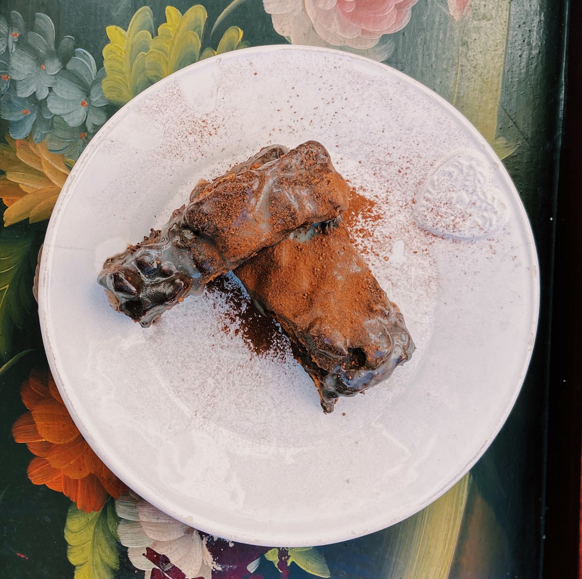 Sticky arretjescake met bastognekoeken en rode peper