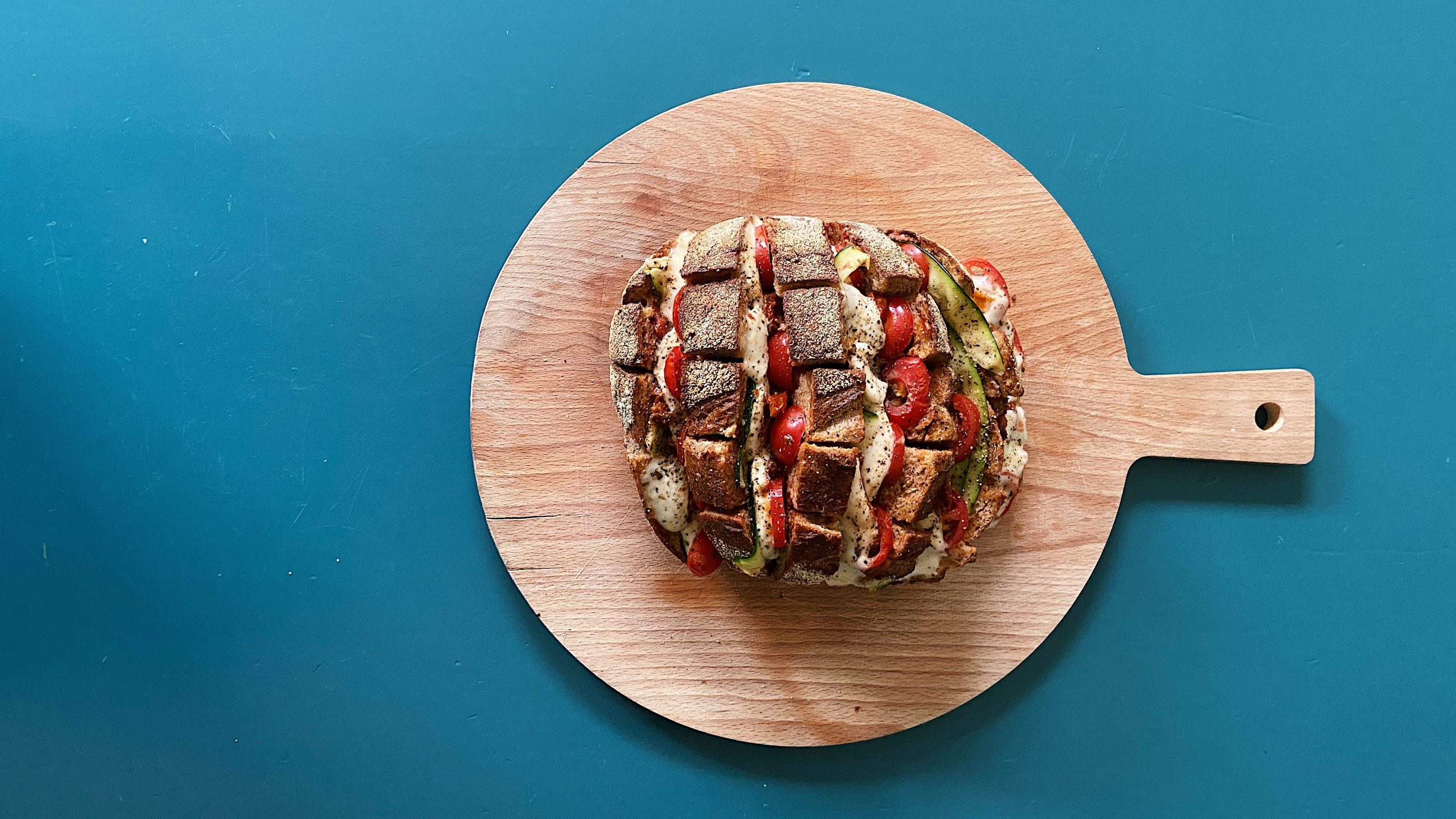 Borrelbrood met mozzarella, courgette, cherry-tomaatjes en pesto