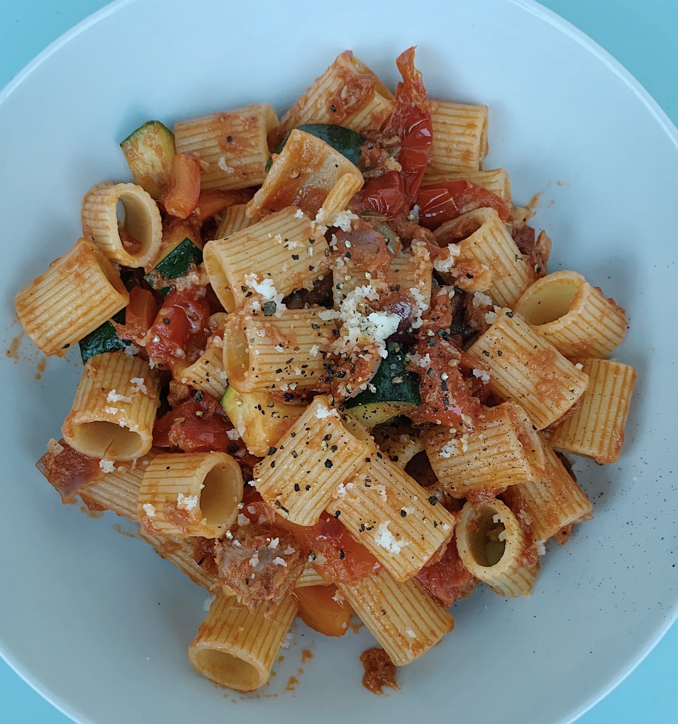 Rigatoni met olijven, groenten en tonijn