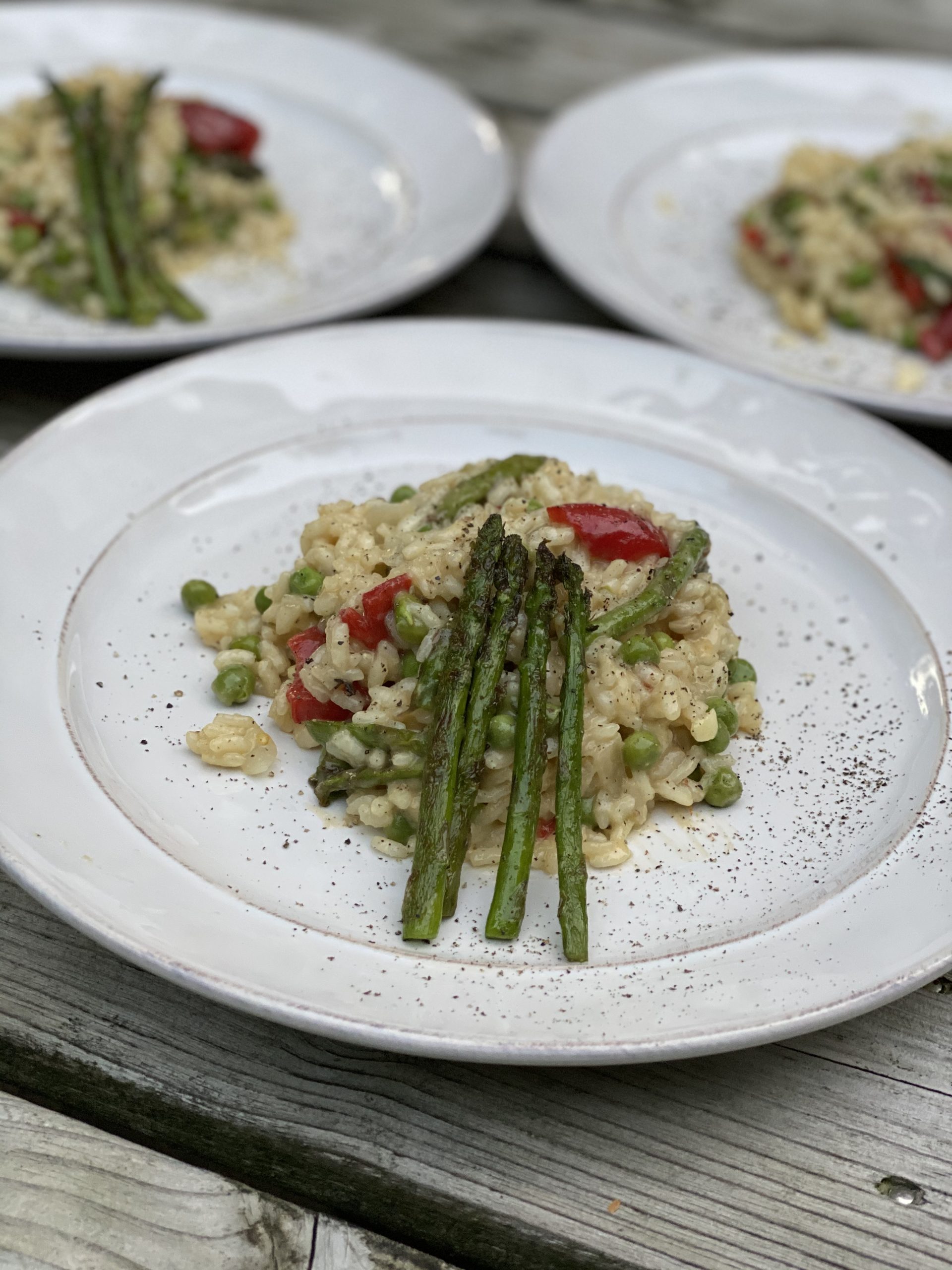 Risotto met aspergetips, doperwtjes, gegrilde paprika en citroen