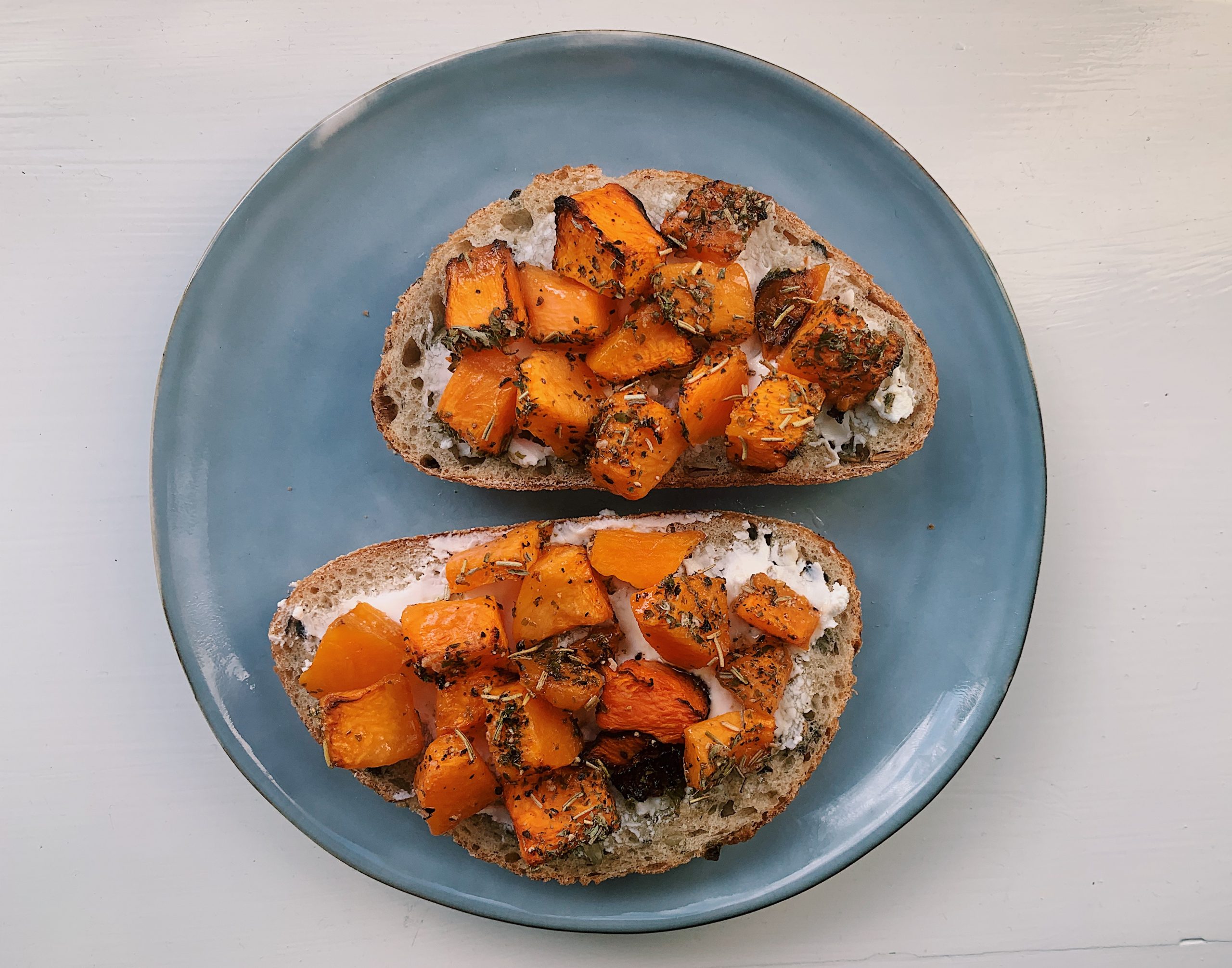 Olijvenbrood met pompoen en geitenkaas