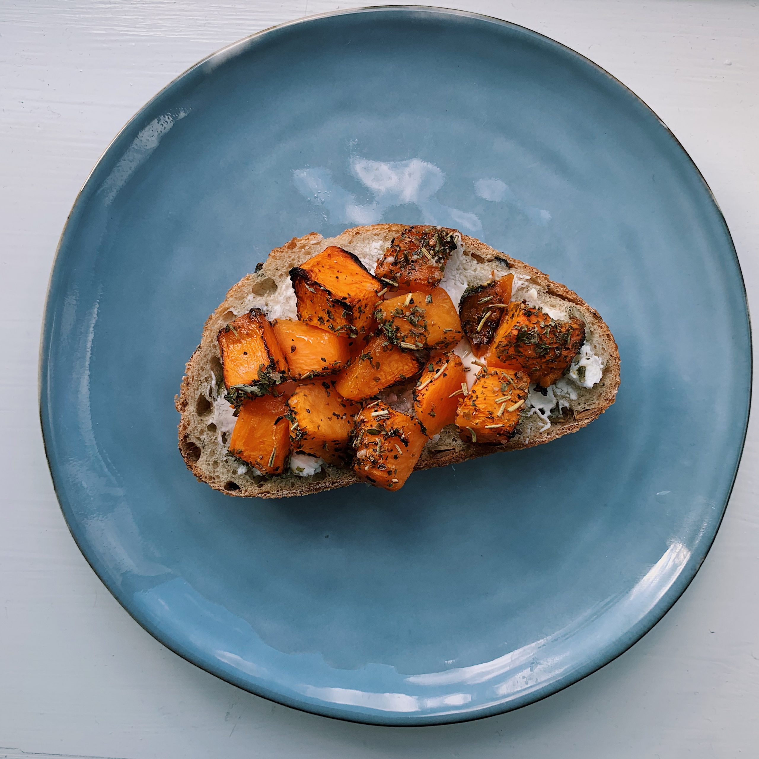 Olijvenbrood met pompoen en geitenkaas