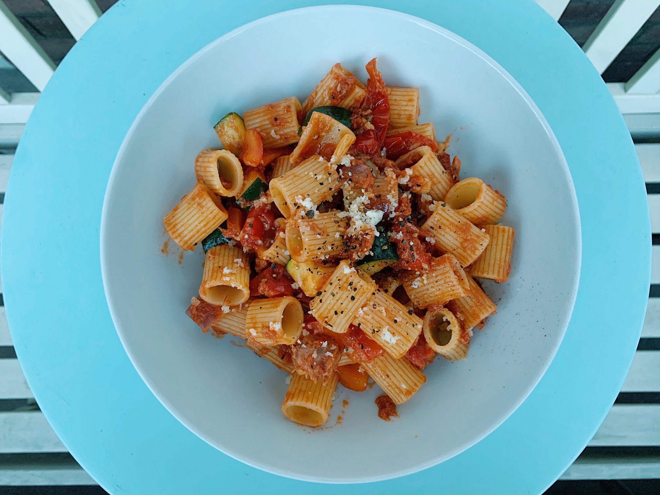 Rigatoni met olijven, groenten en tonijn