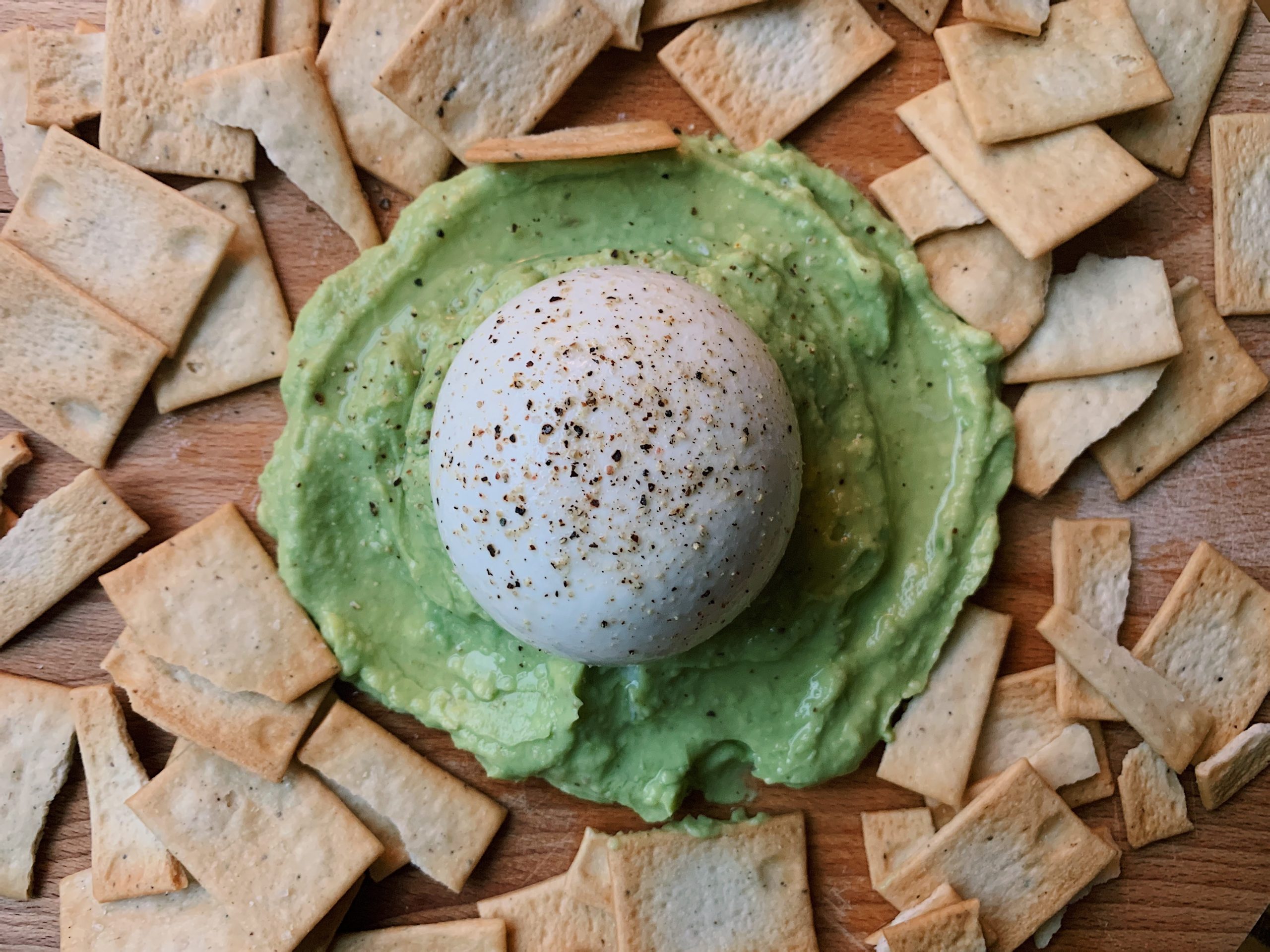 Romige burrata met avocado en citroen