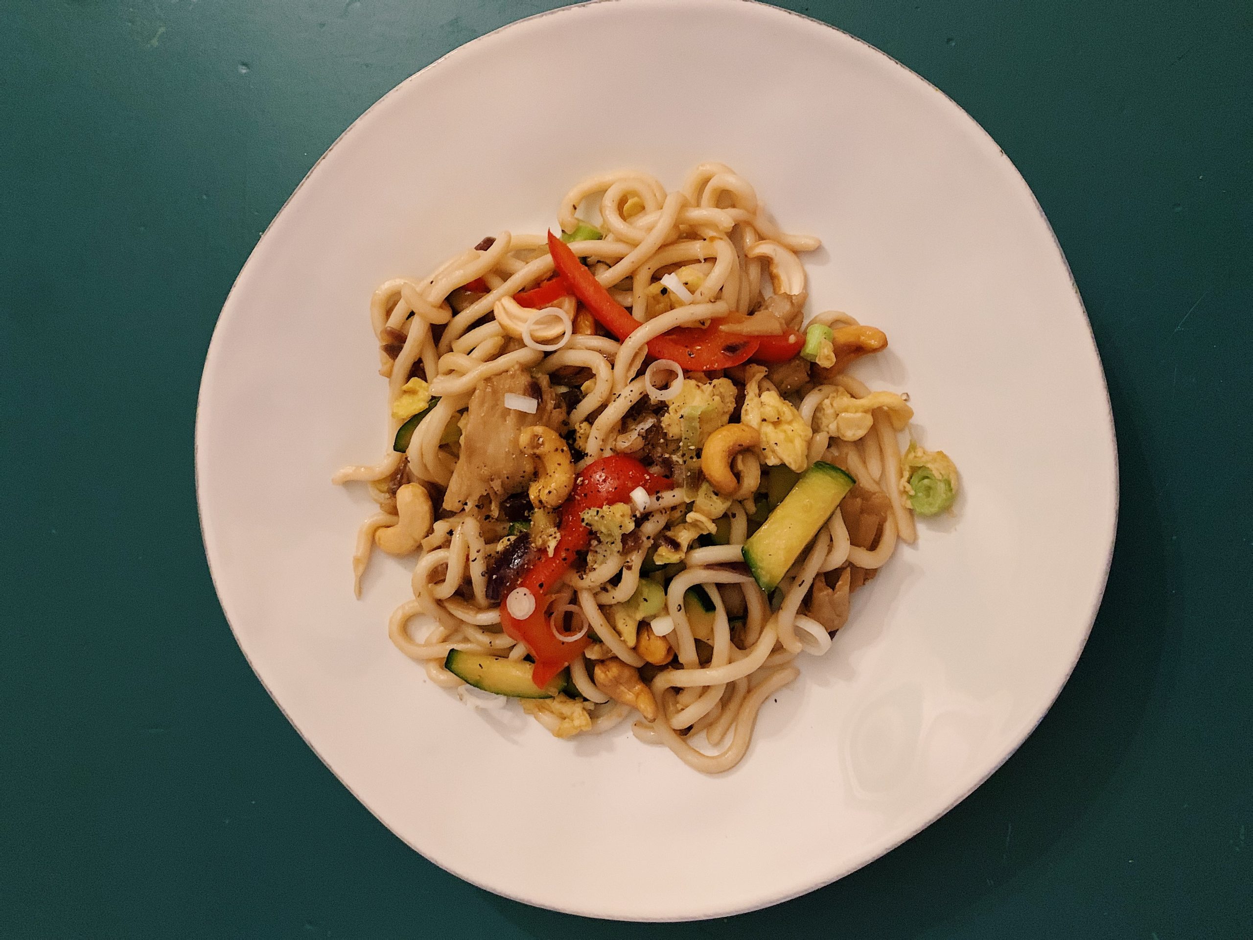 Udon Noodles met vegetarische kip, groenten