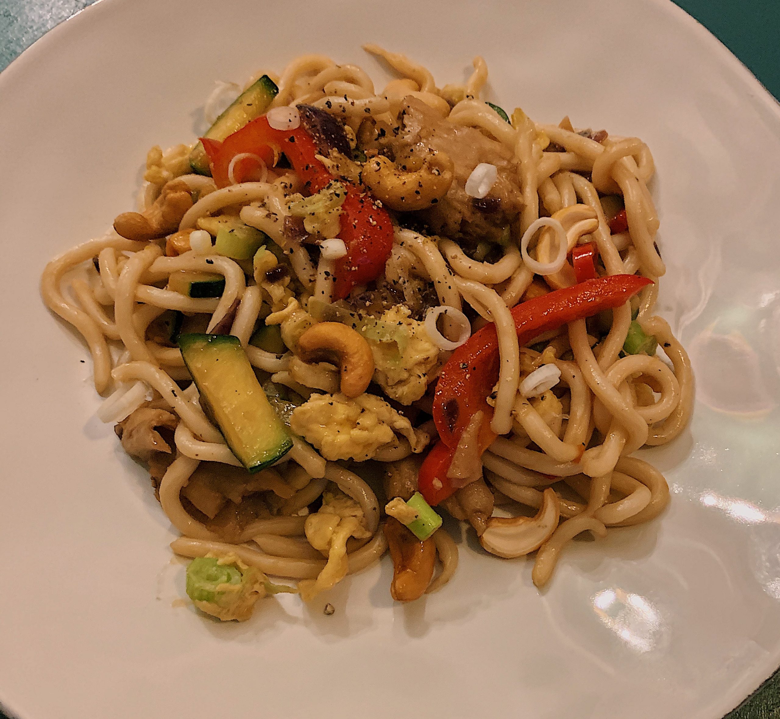 Udon Noodles met vegetarische kip, groenten