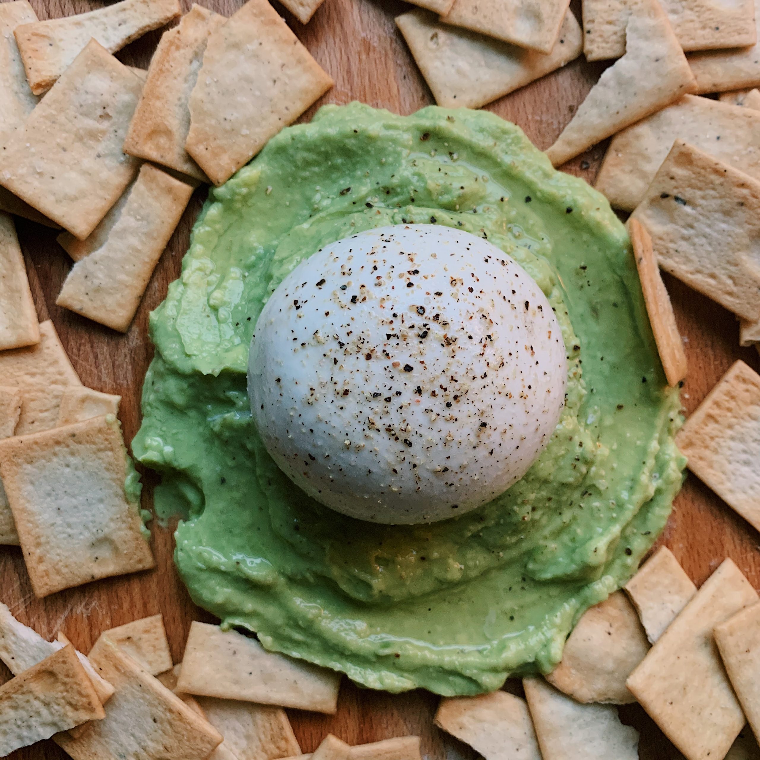 Romige burrata met avocado en citroen