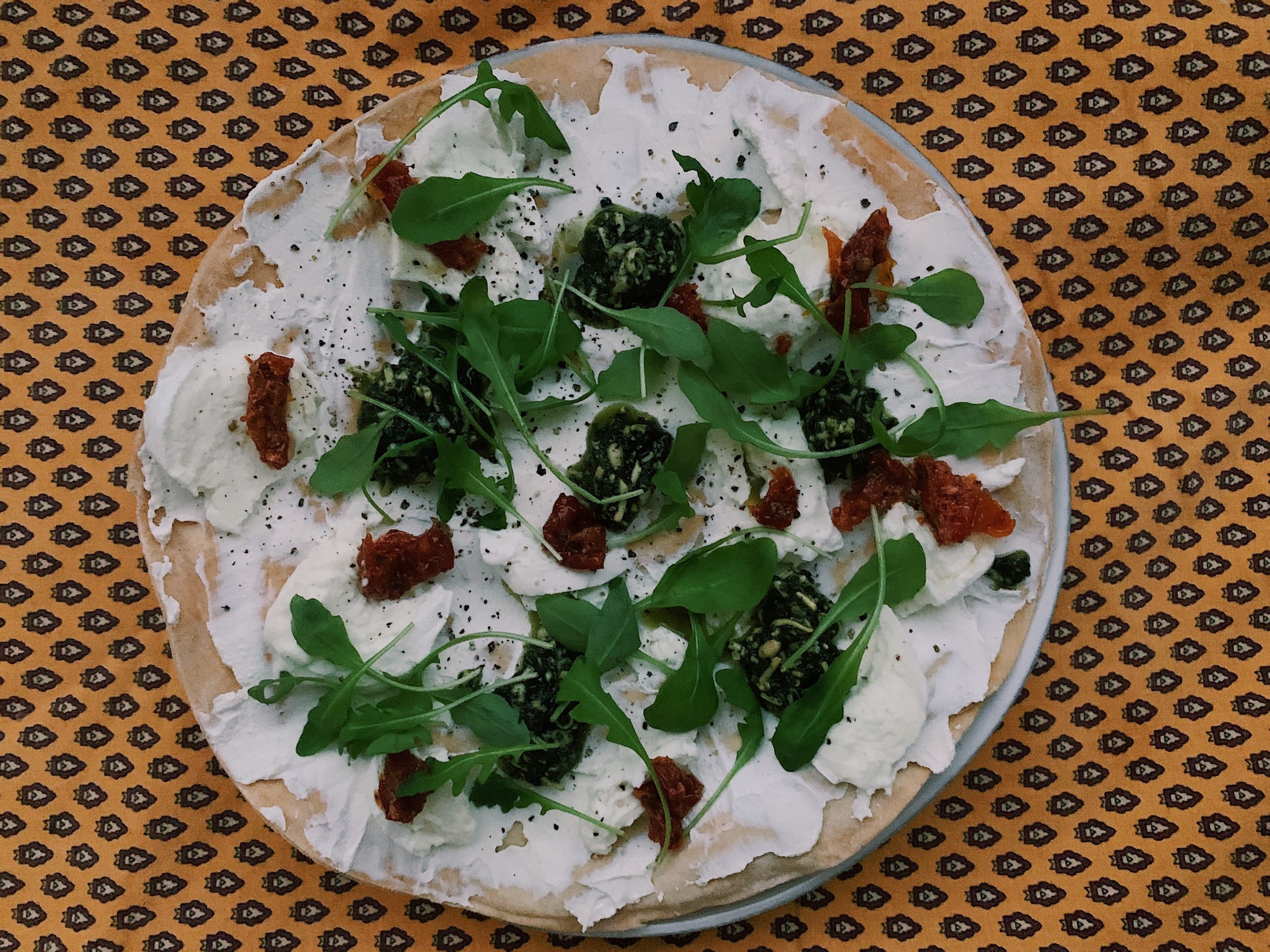 Flammkuchen met ricotta, mozzarella en pesto