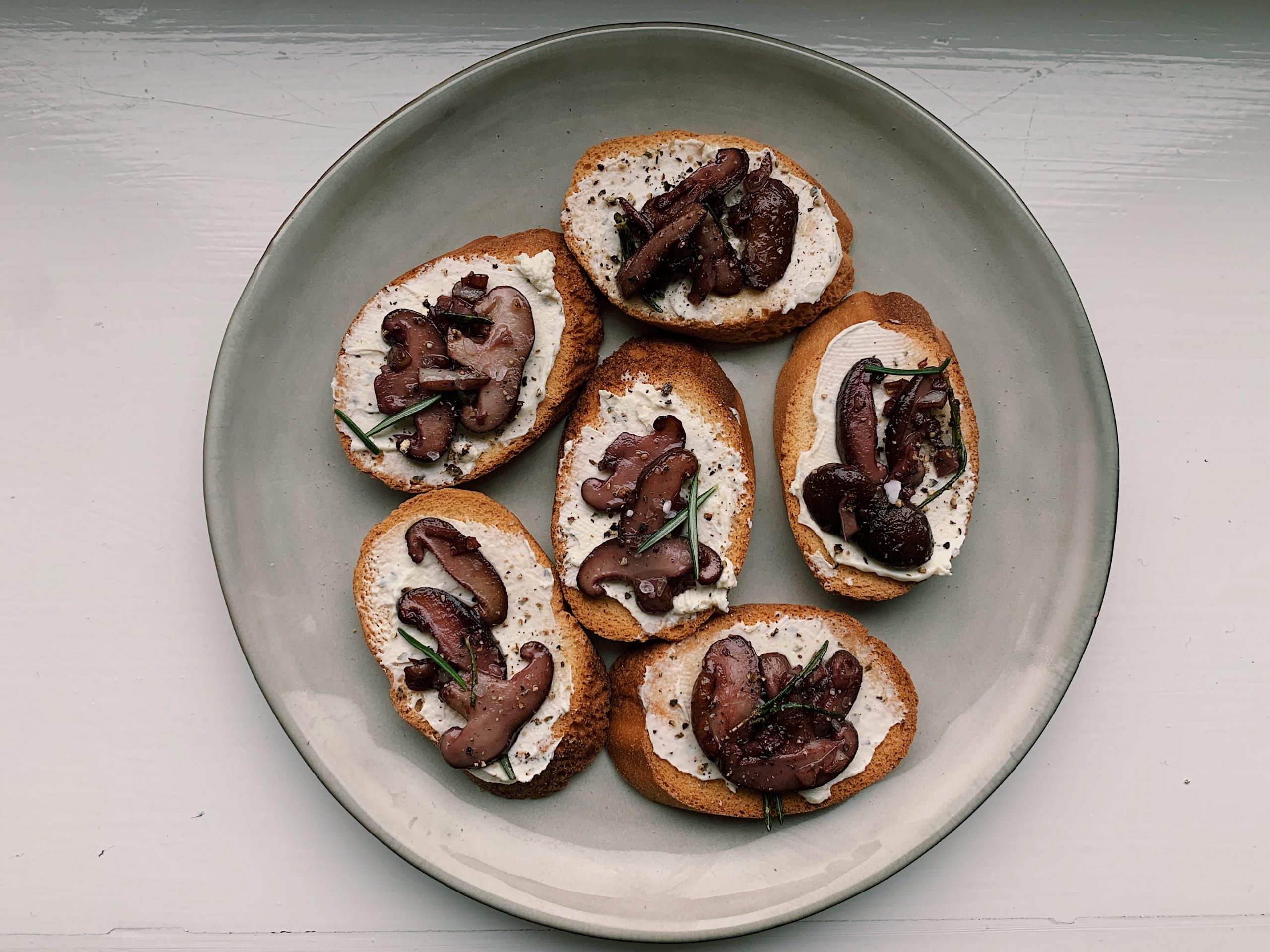 Toastjes met Shiitake en kruidenkaas