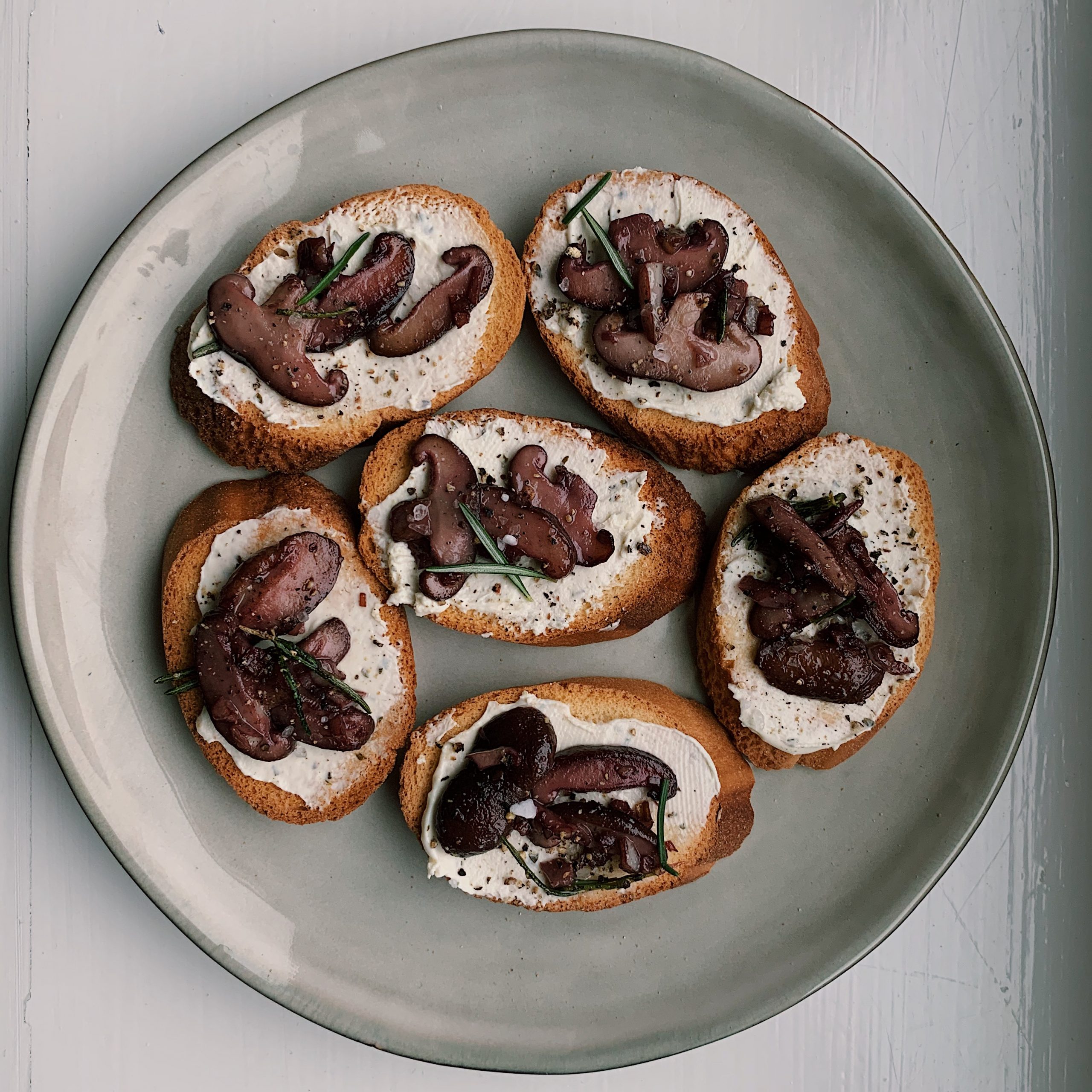 Toastjes met Shiitake en kruidenkaas