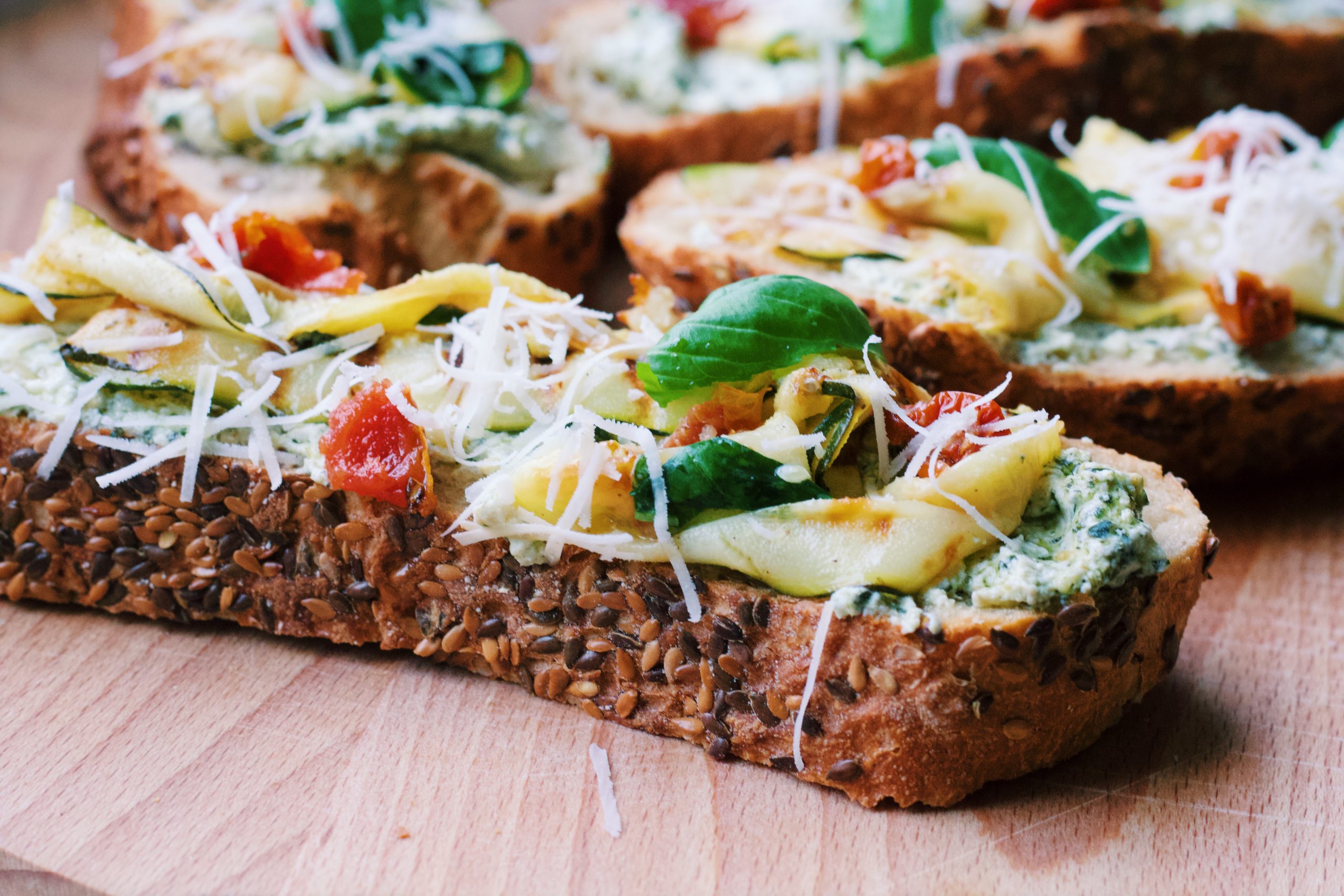 Brood met ricotta-pesto, gegrilde courgette en semi-zongedroogde tomaatjes