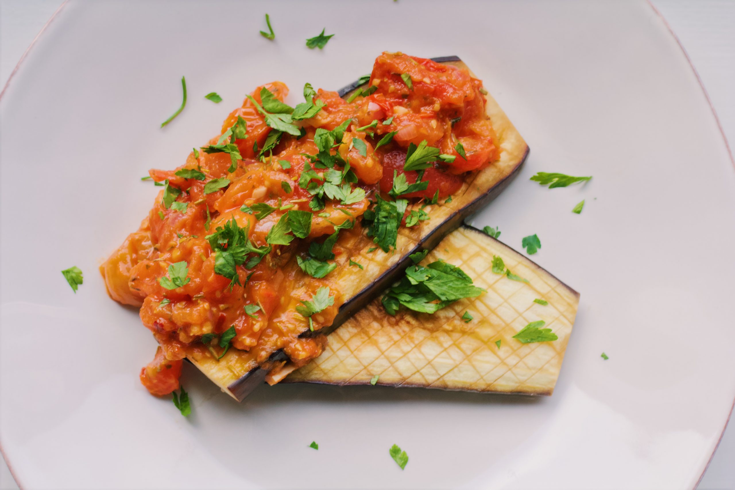 Aubergine met tomatensalsa