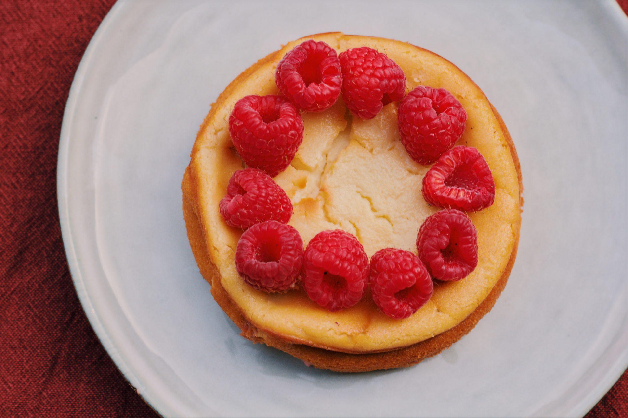 Baked cheesecake met frambozen en citroen