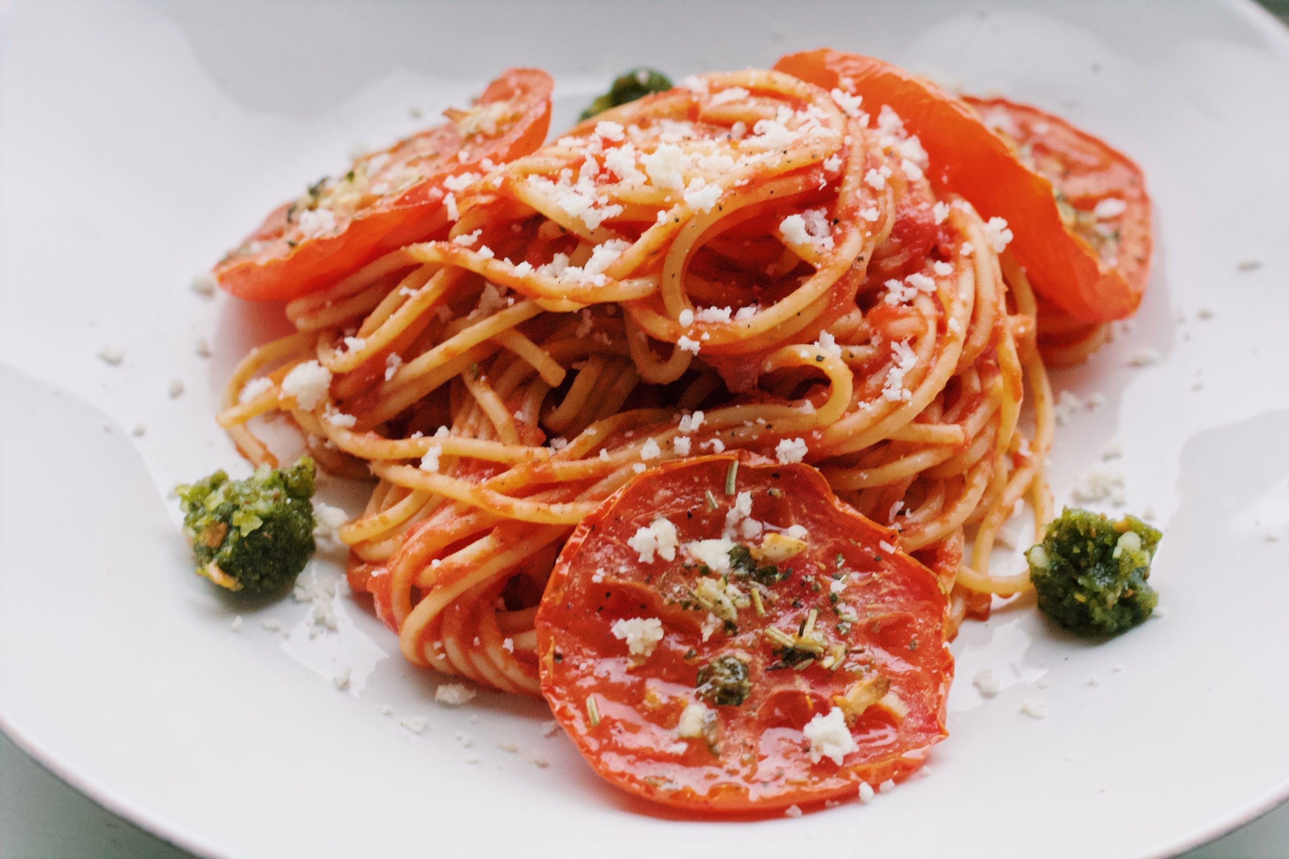 Pasta met geroosterde tomaten en pistache pesto