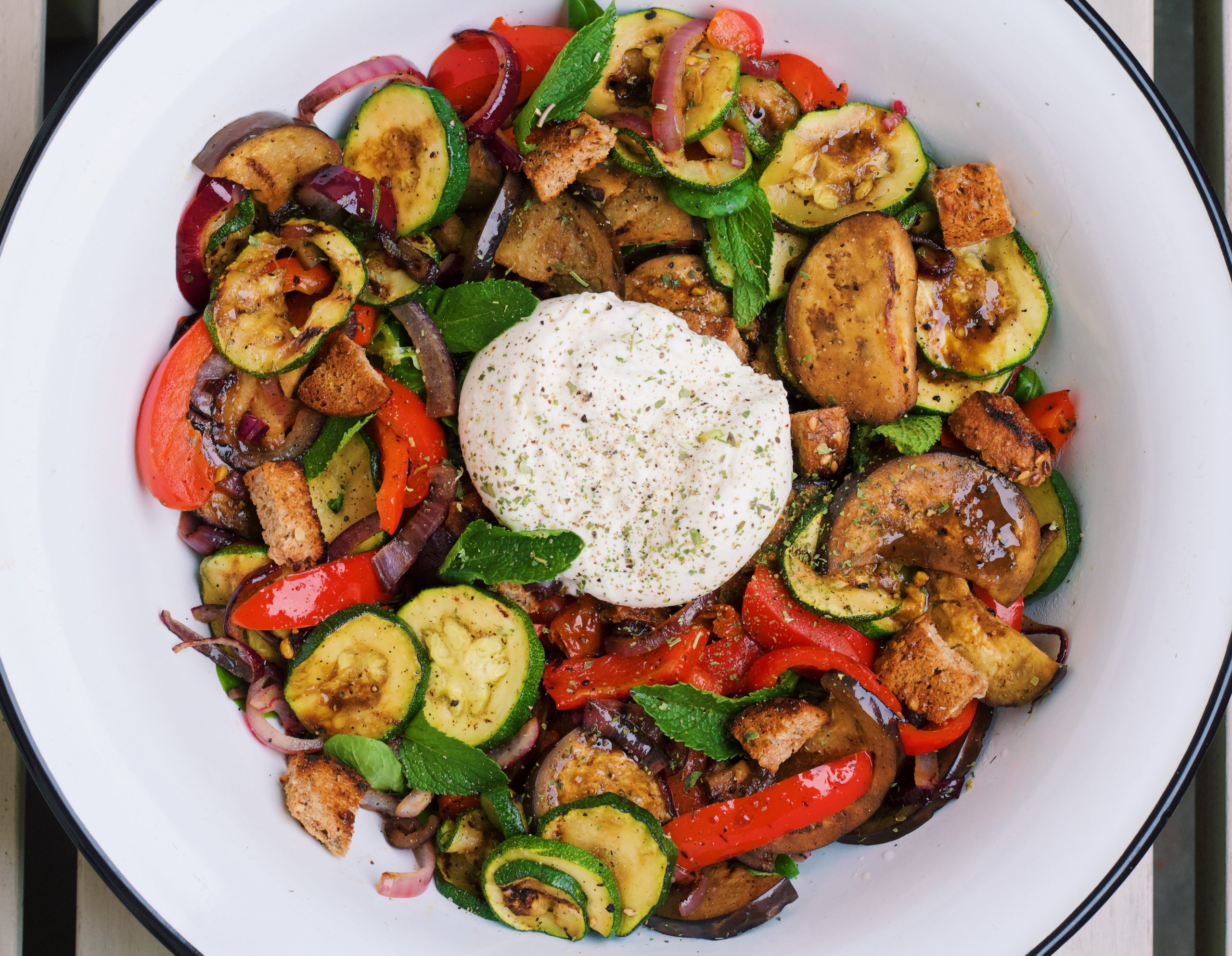 Salade met gegrilde groenten en burrata