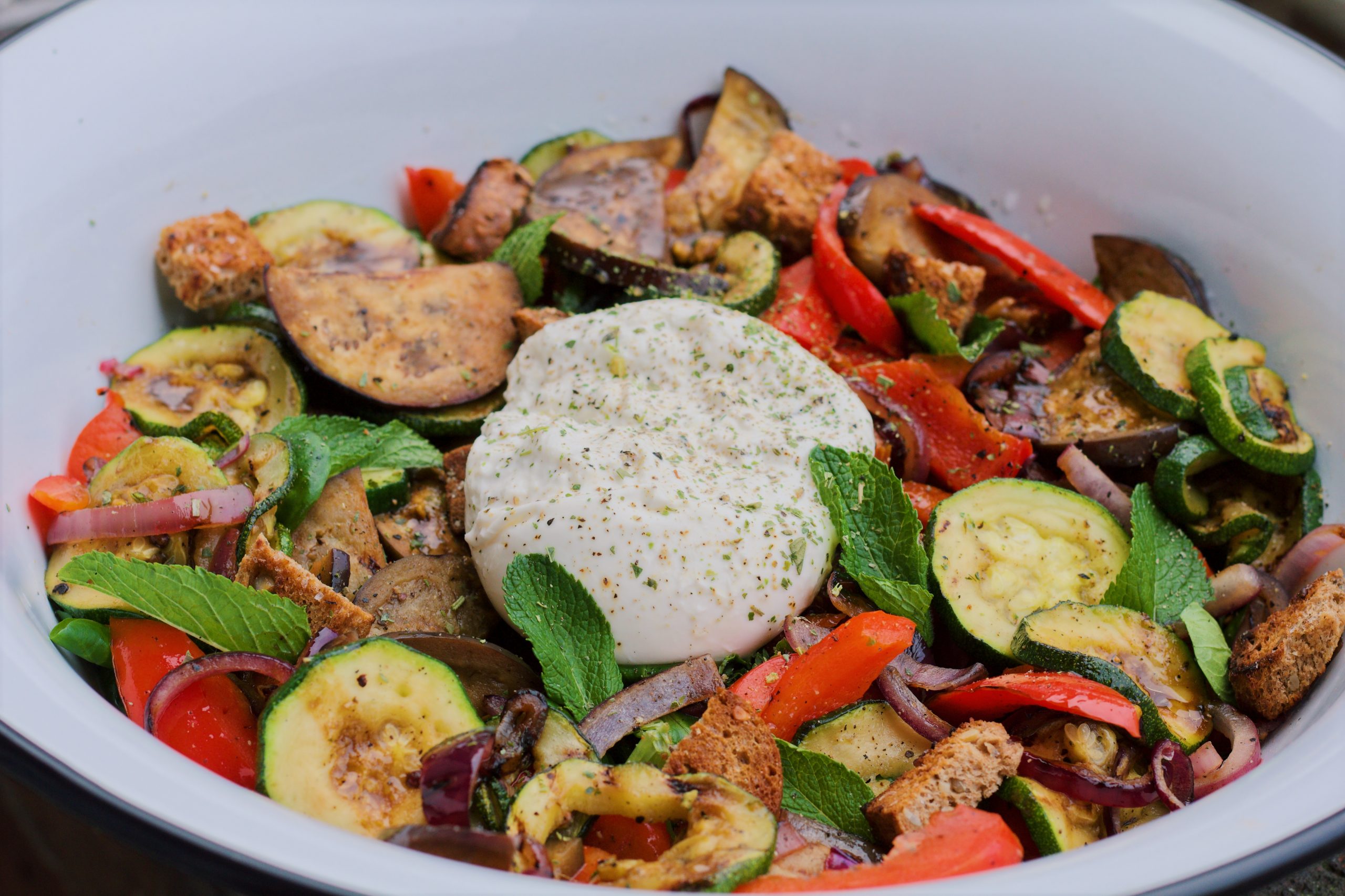 Salade met gegrilde groenten en burrata