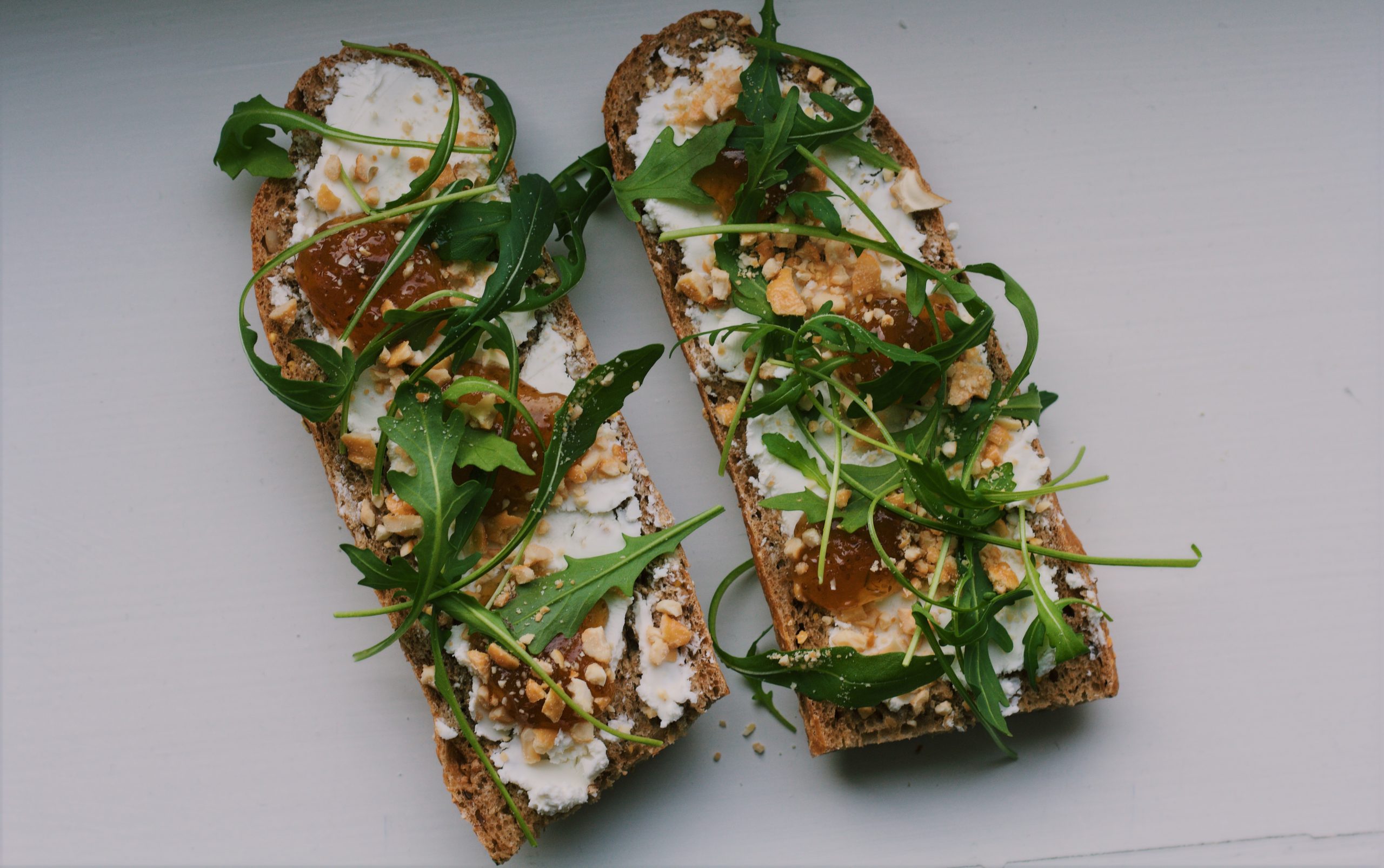 Baguette met geitenkaas, vijgenjam, cashewnoten en rucola