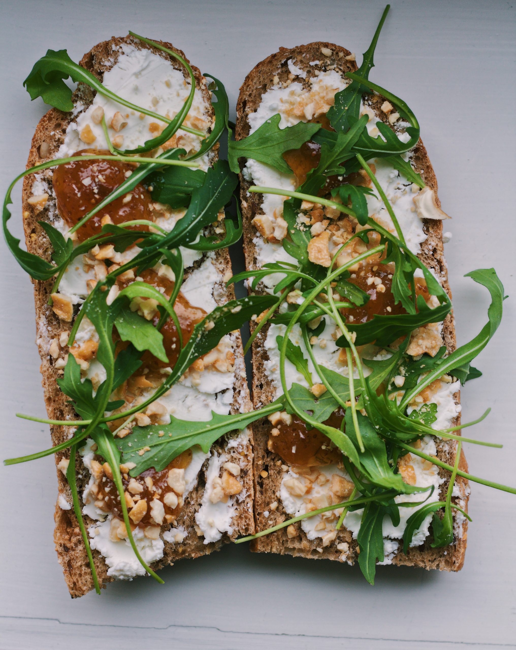 Baguette met geitenkaas, vijgenjam, cashewnoten en rucola