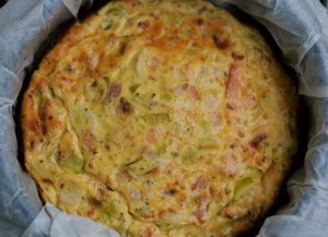 Frittata met zalm, prei, yoghurt en citroen