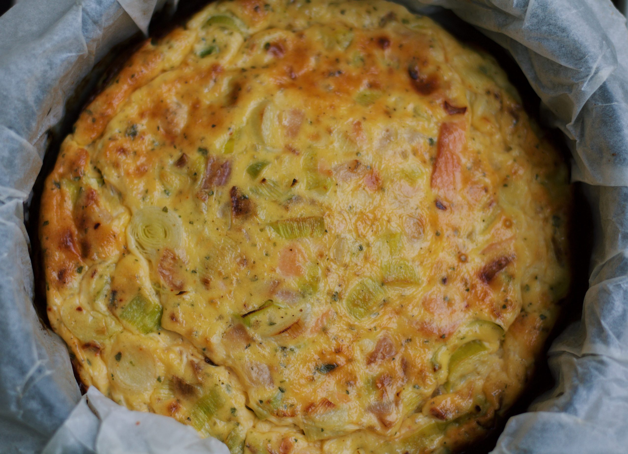 Frittata met zalm, prei, yoghurt en citroen