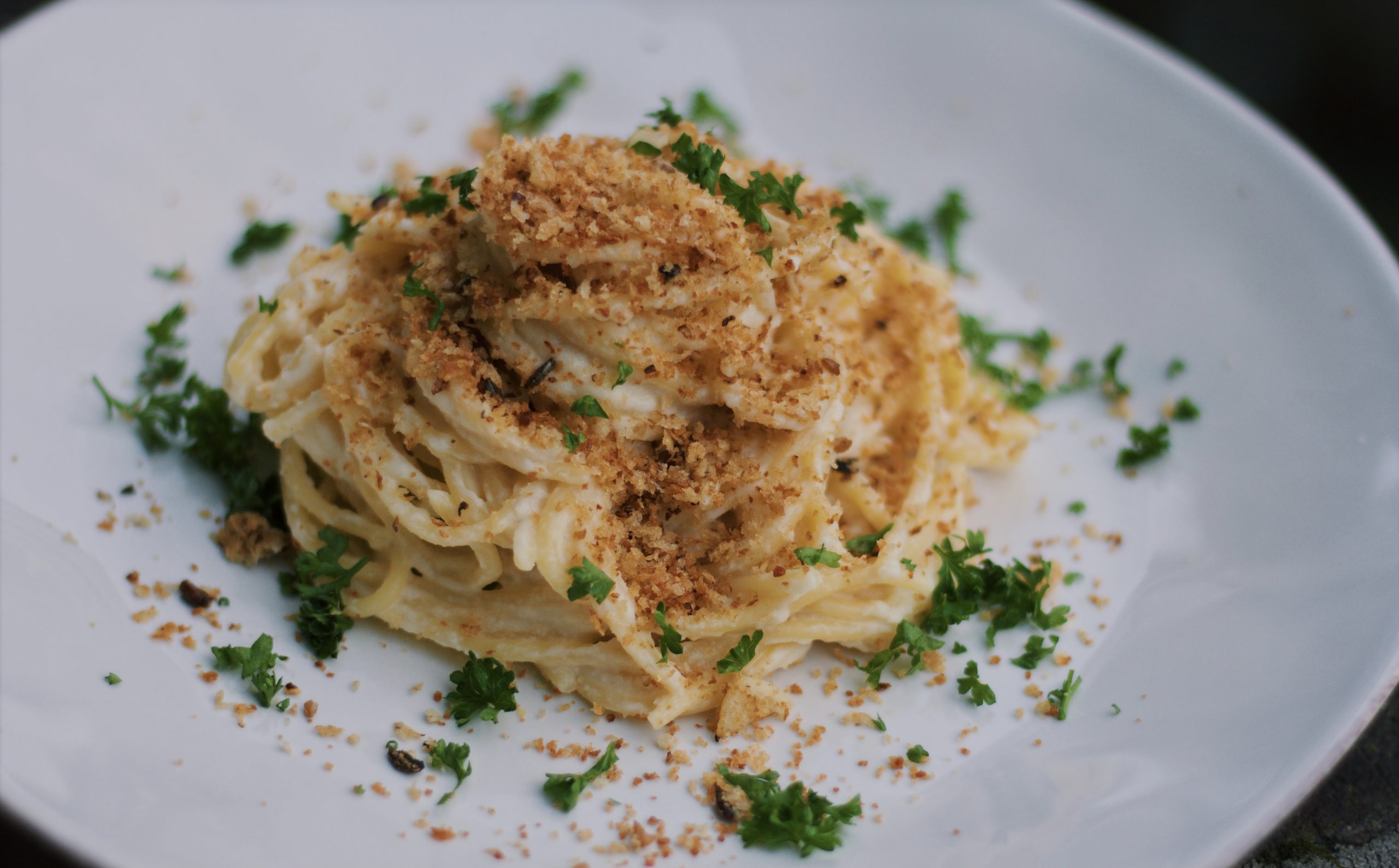 Romige pasta met een bloemkool kaassaus en een zelfgemaakte crum