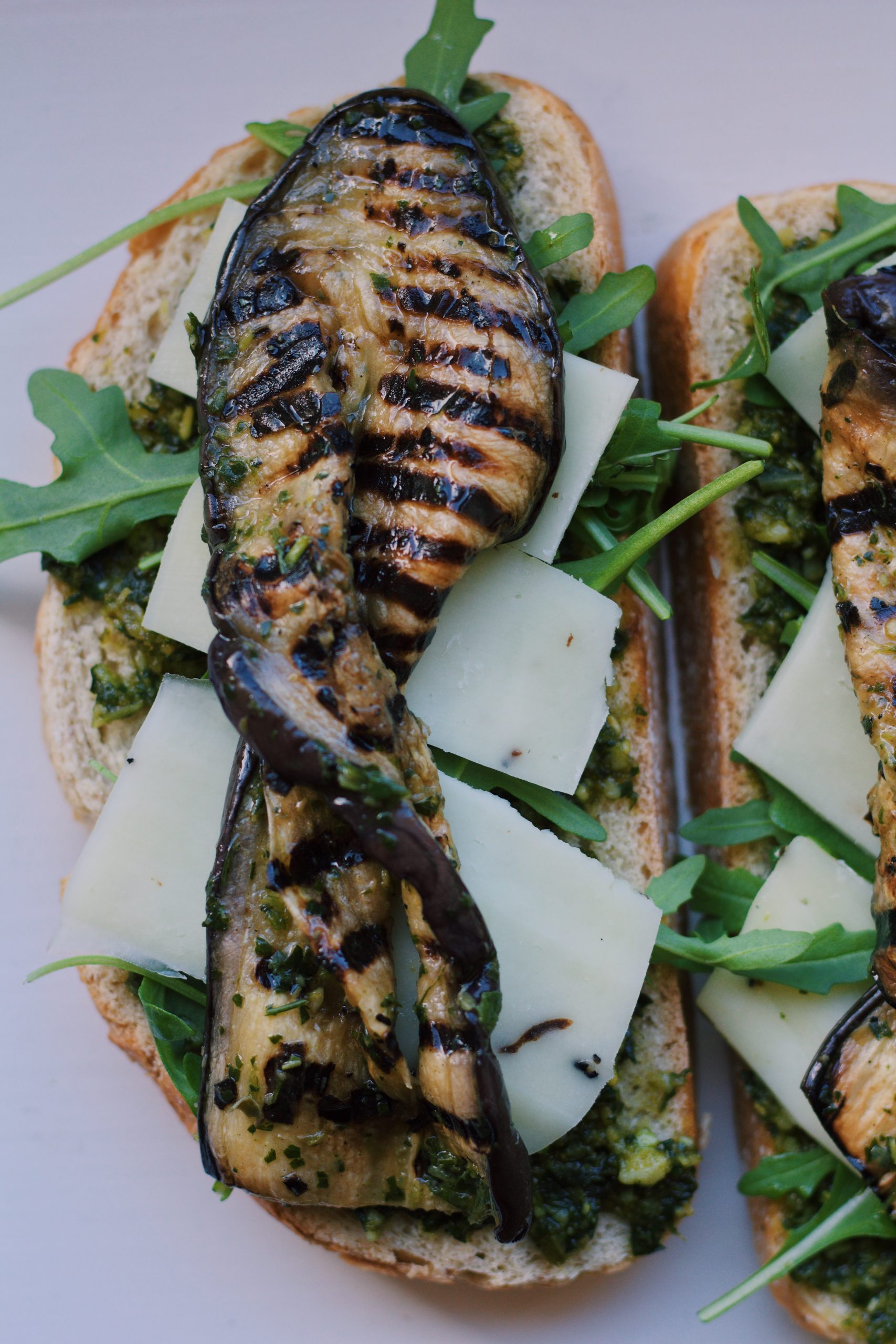 toast aubergine truffelpecorino pesto rucola