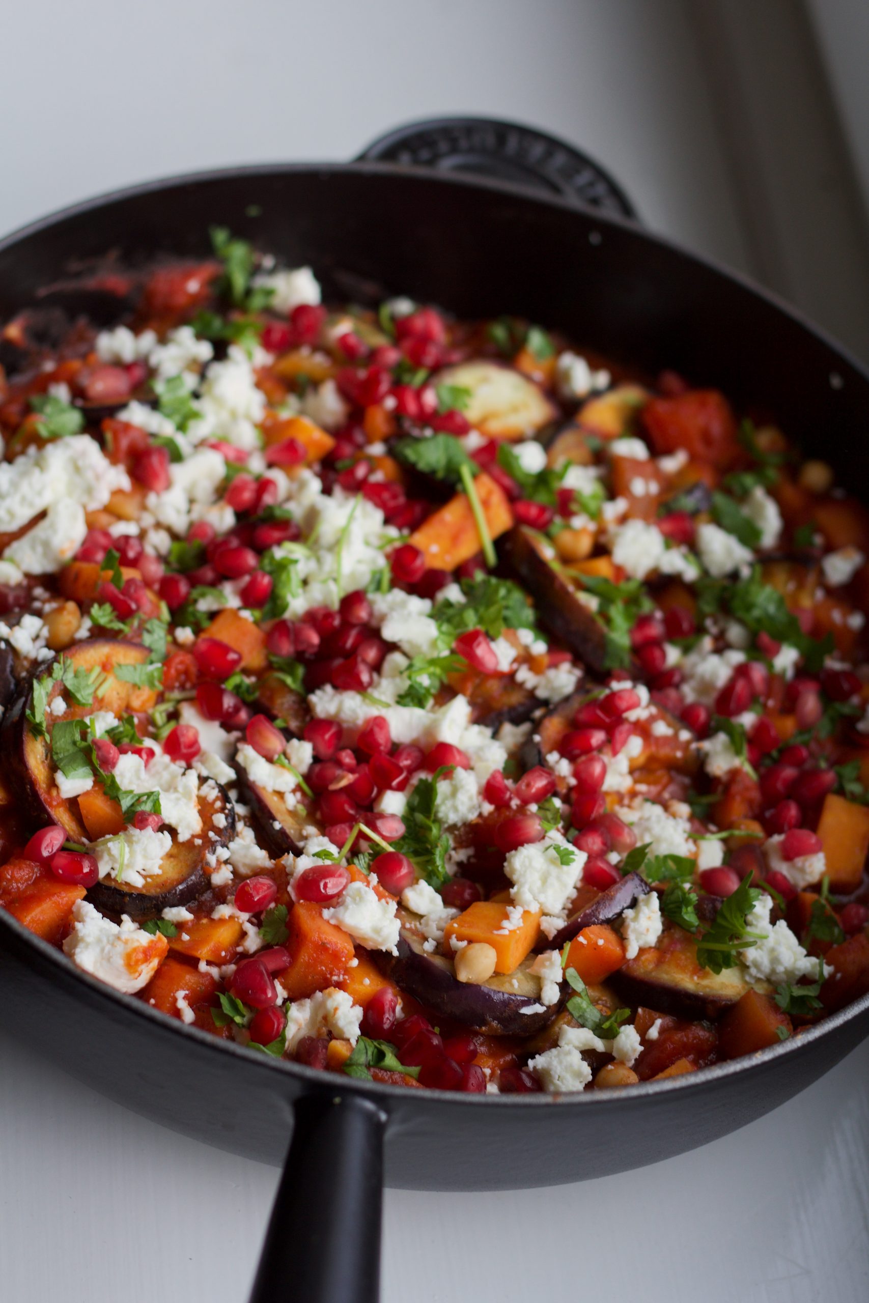 Auberginestoof met zoete aardappel kikkererwten koriander citroen feta en granaatappelpitjes