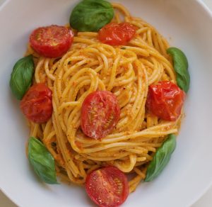 Pasta met zelfgemaakte rode pesto