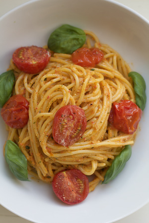 Pasta met zelfgemaakte rode pesto