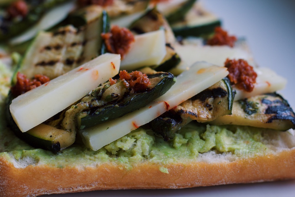 Ciabatta met avocado, pecorino piccante en gegrilde courgette