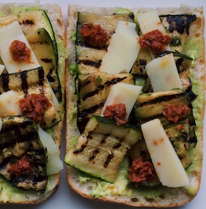 Ciabatta met avocado, pecorino piccante en gegrilde courgette