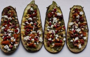 Gegrilde aubergine met feta, olijven, granaatappelpitjes en limoenpesto