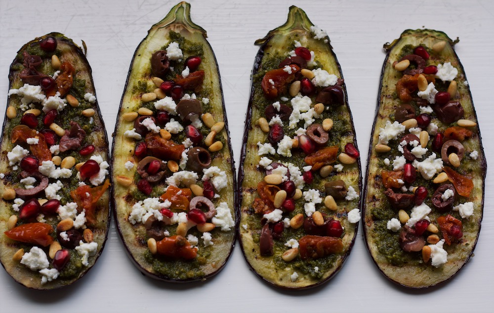 Gegrilde aubergine met feta, olijven, granaatappelpitjes en limoenpesto