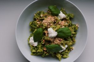 Pasta met avocado-spinaziesaus, ricotta, nootjes en basilicum-hor