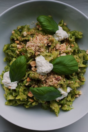 Pasta met avocado-spinaziesaus, ricotta, nootjes en basilicum